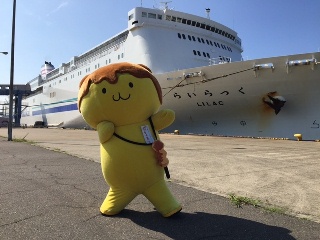 フェリーをバックにポーズ
