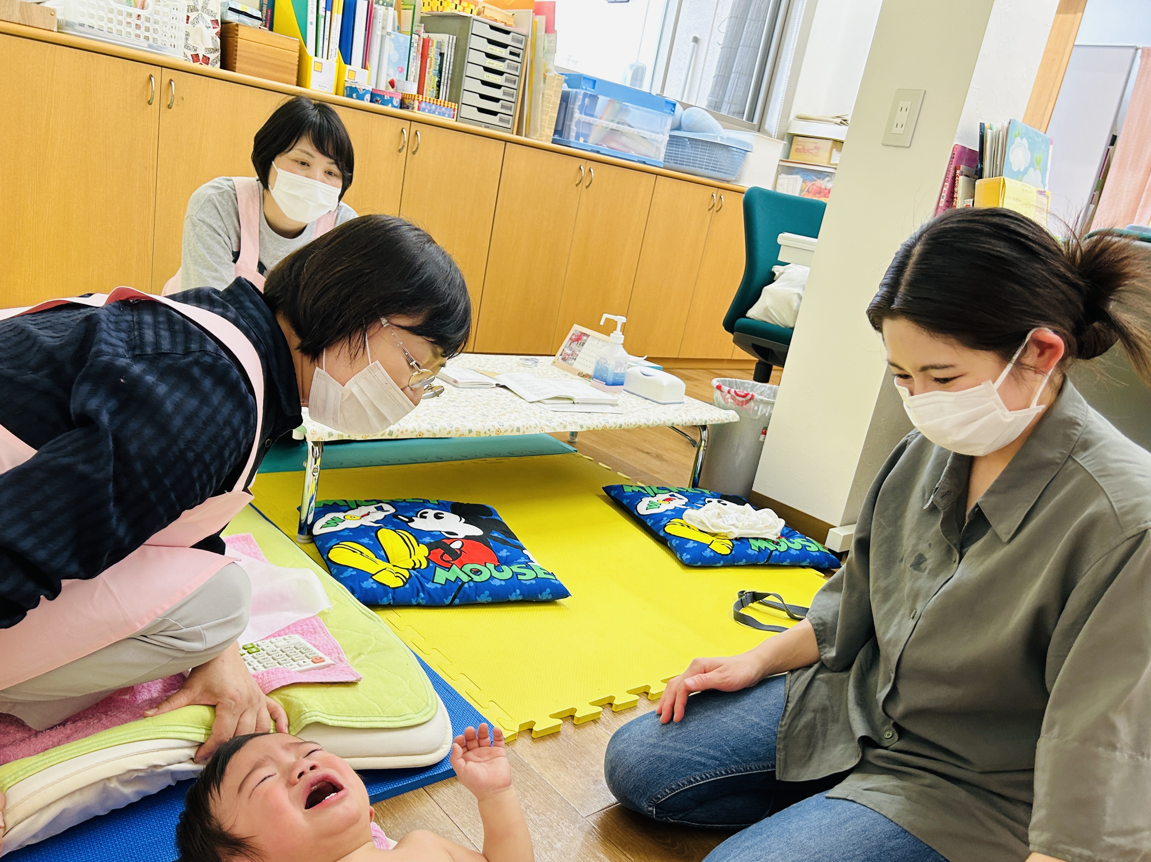 赤ちゃんの体重を測る