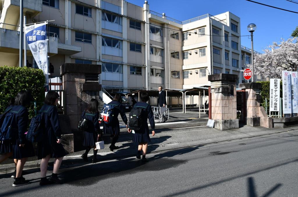秩父高校校舎と登校風景